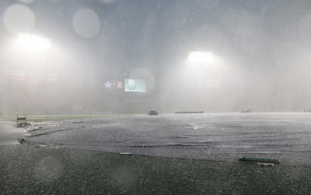 【画像・写真】甲子園が豪雨と雷鳴で大パニック…　阪神―DeNA戦は中止に