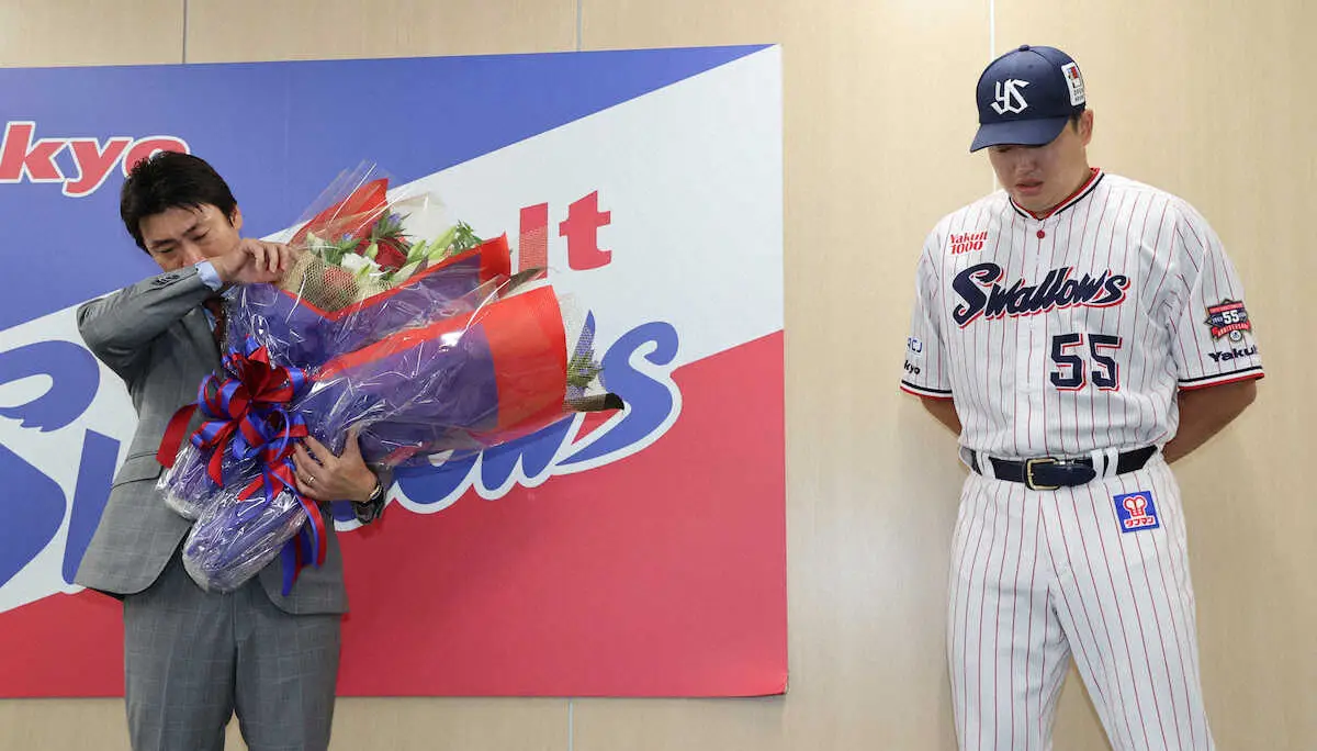 【画像・写真】ヤクルト・村上　青木宣親の引退会見サプライズ登場で号泣「いい野球人生は青木さんと出会ったおかげ」