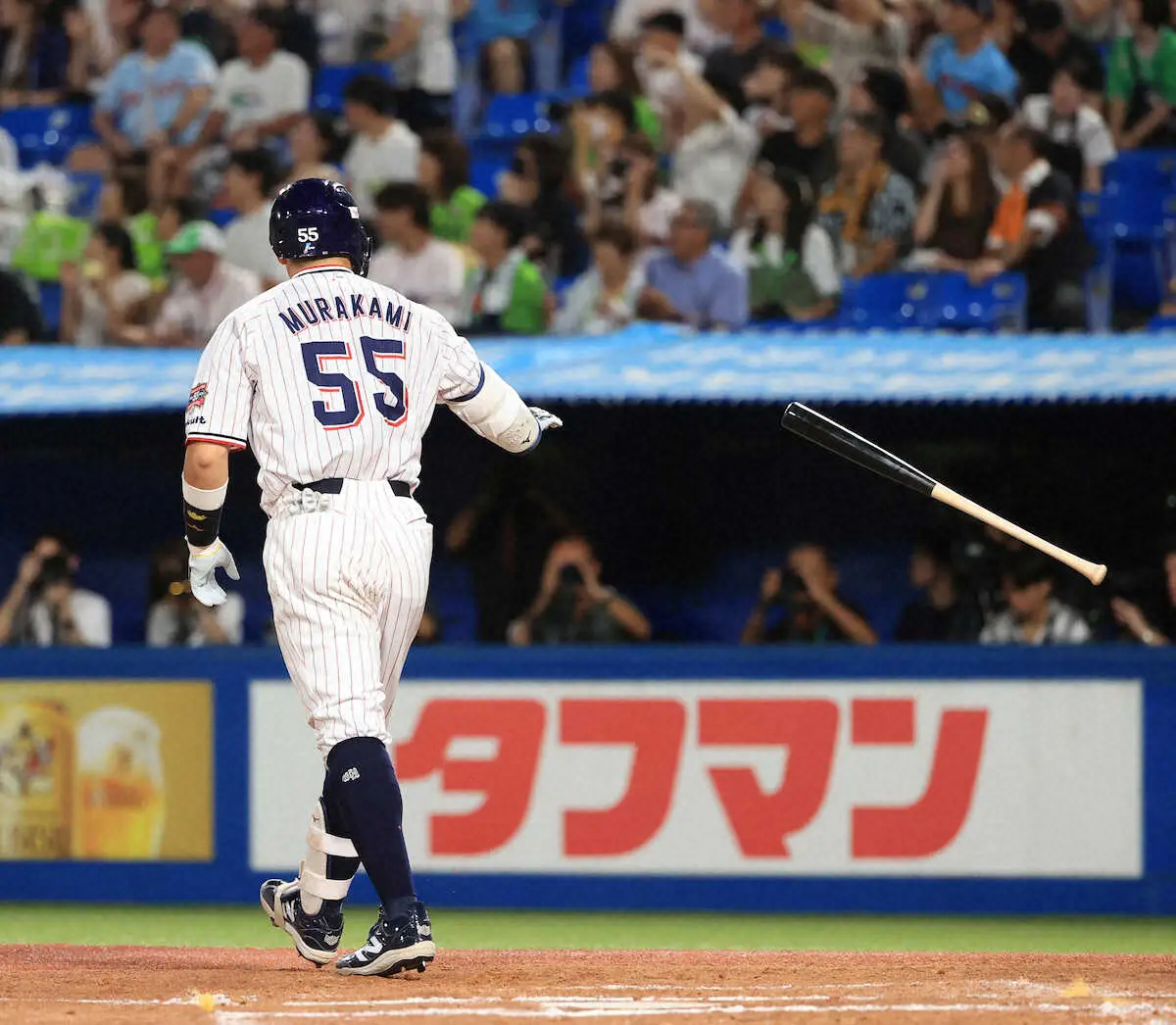 【画像・写真】ヤクルト村上宗隆　引退発表の青木に贈る恩返しの26号！特大3ラン　涙の会見から6時間…神宮感動に沸く