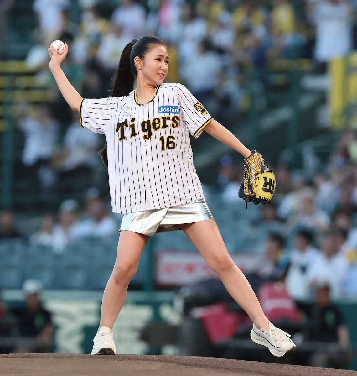 【画像・写真】阪神―広島戦ファーストピッチ＆国歌独唱に歌手・田中あいみ　打者役に阪神OBのムーア氏