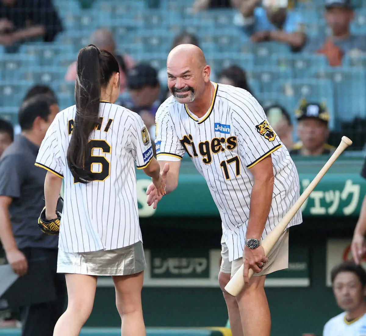 【画像・写真】阪神―広島戦ファーストピッチ＆国歌独唱に歌手・田中あいみ　打者役に阪神OBのムーア氏