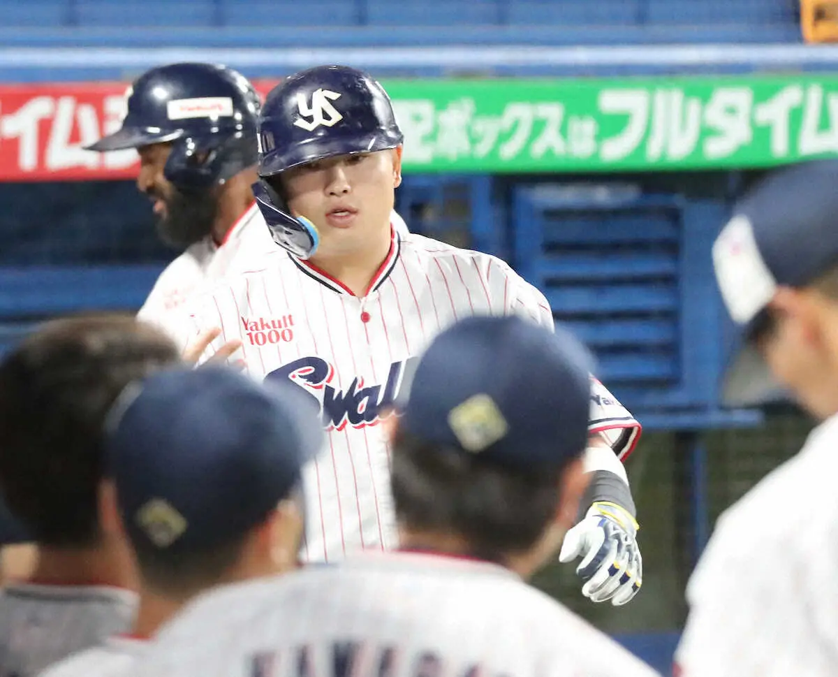 【画像・写真】ヤクルト・村上　引退する青木への“感謝の特大弾”にファン涙腺崩壊「最高に泣かせる」「笑顔なしに号泣」