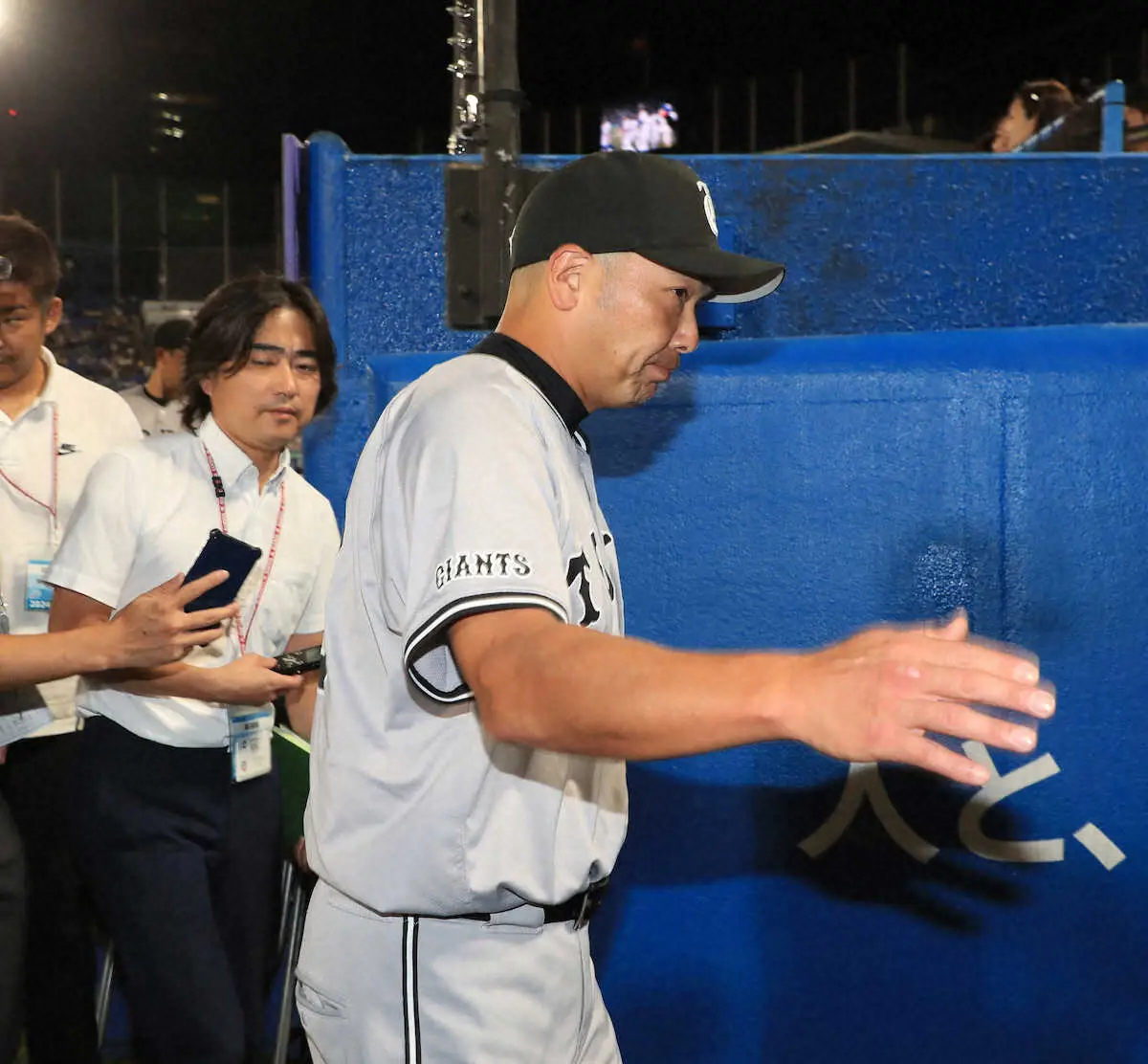 巨人・阿部慎之助監督「ピリッとしないから抹消する」と山崎伊織の再調整明言　2回2/3を4失点で6敗目