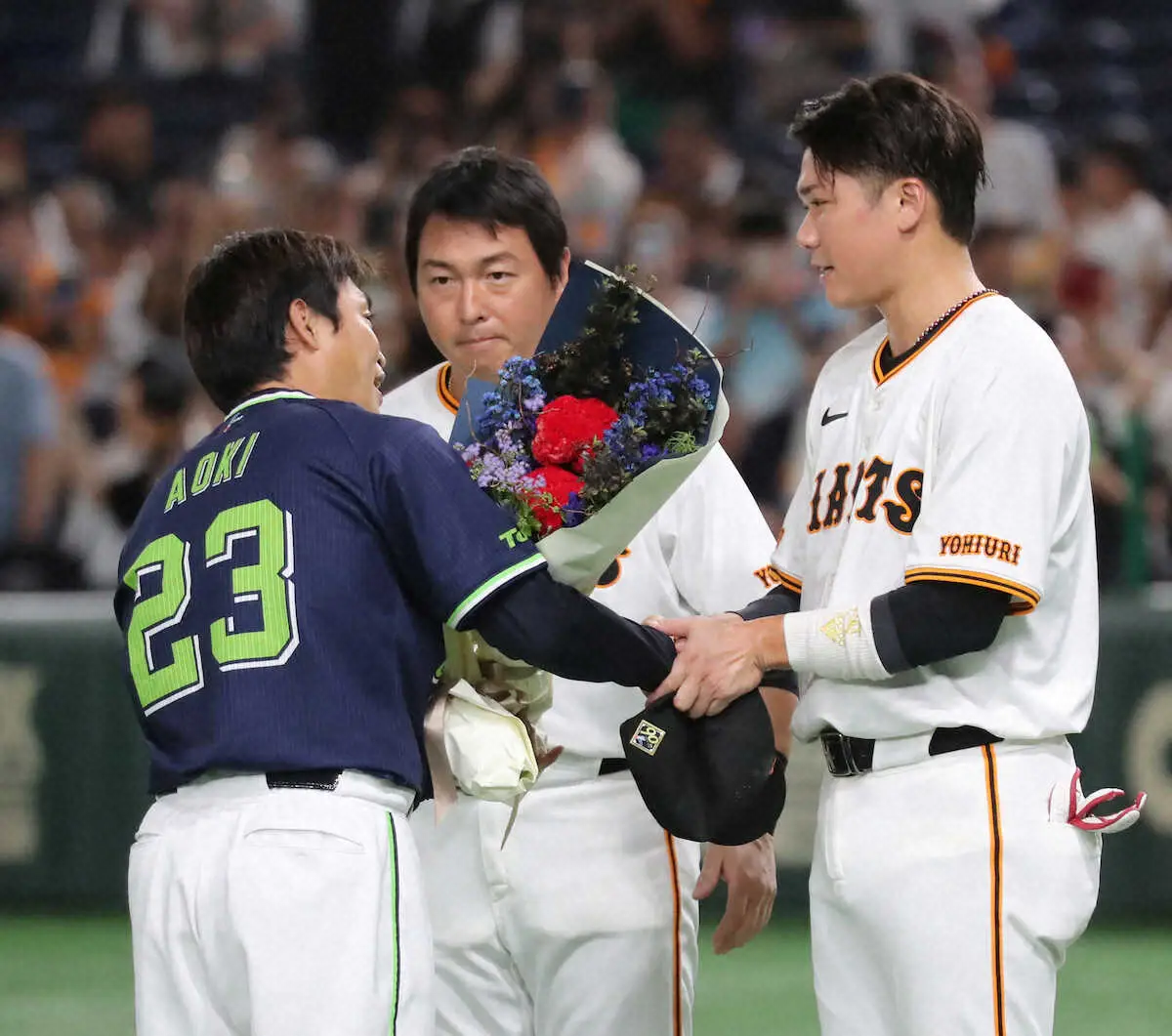 【画像・写真】巨人・坂本勇人　意地の適時打もチームは10安打10残塁で2連敗　試合後にはサカチョーで青木に花束贈呈