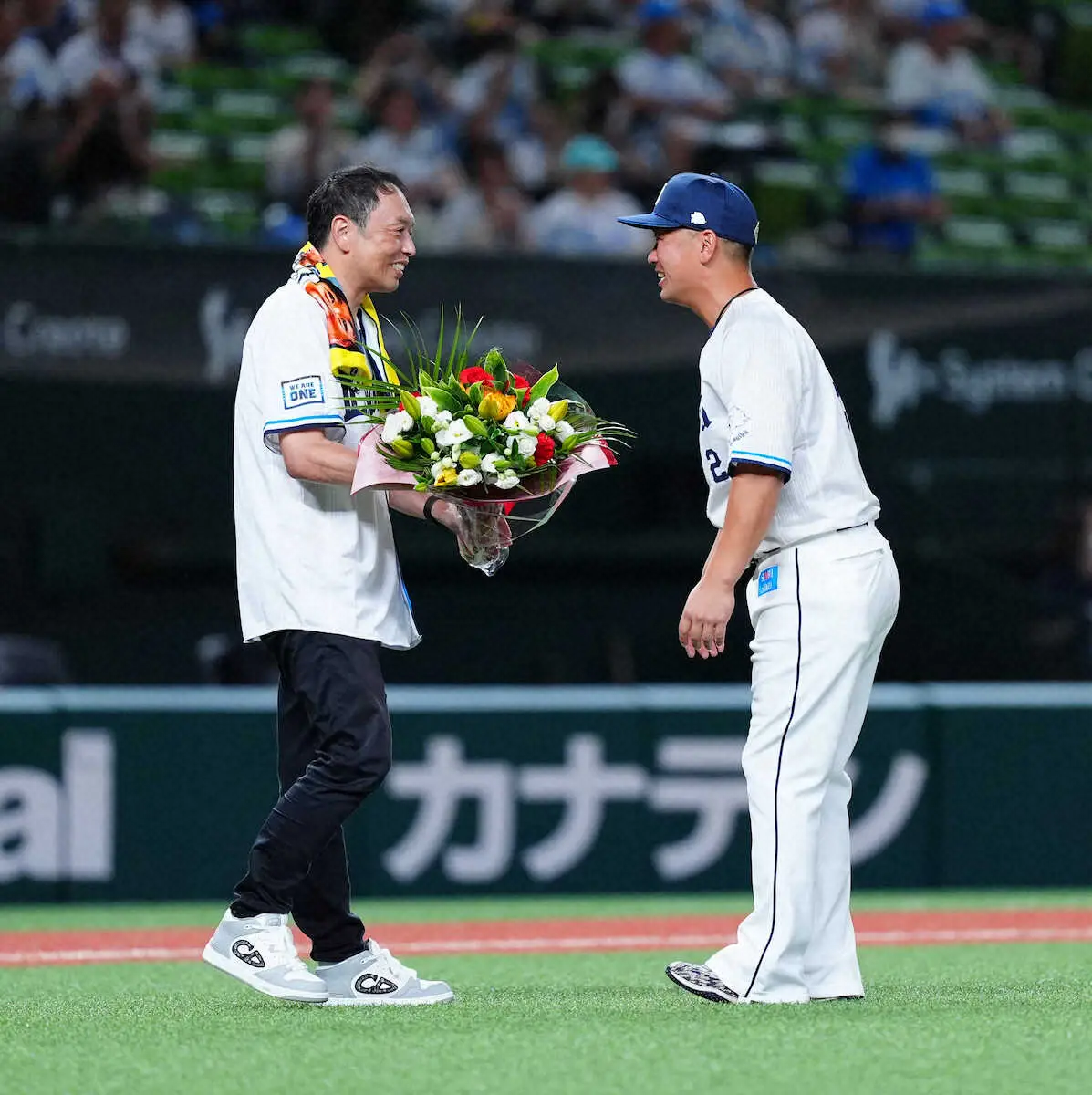 【画像・写真】西武・岡田雅利　引退セレモニーに中川家・礼二がサプライズ登場で花束「また飲みましょう」