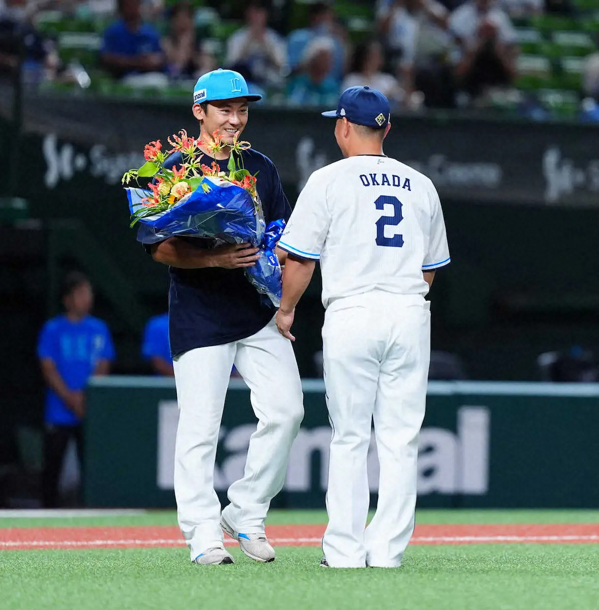 【画像・写真】西武・岡田雅利　引退セレモニーに中川家・礼二がサプライズ登場で花束「また飲みましょう」