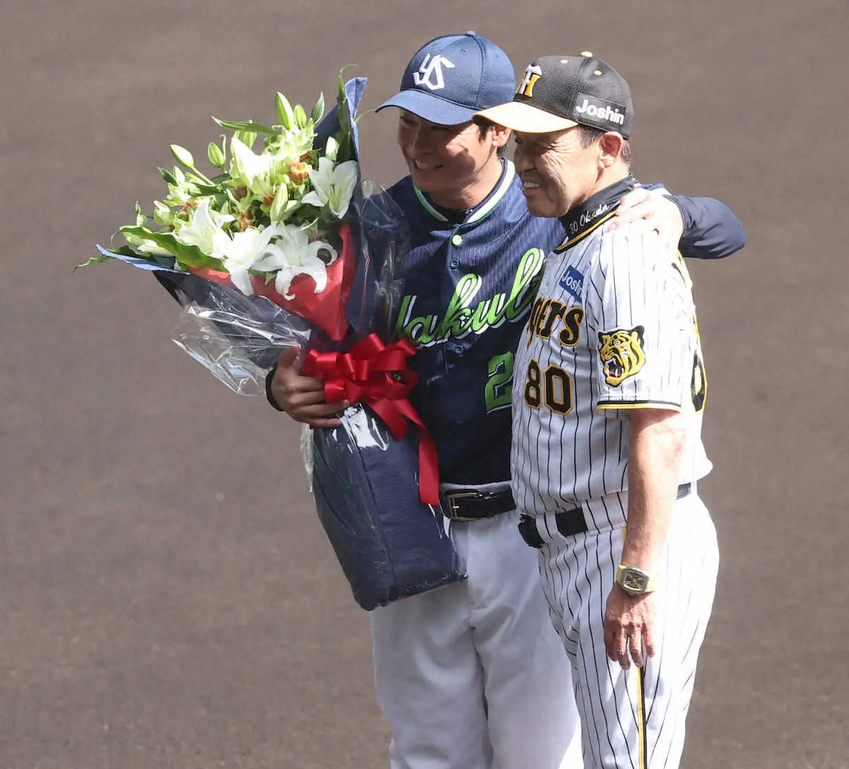 【画像・写真】引退表明のヤクルト・青木へ阪神・岡田監督が花束贈呈　甲子園場内から大きな拍手