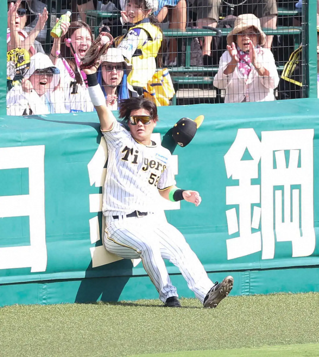 【画像・写真】阪神・前川が初回2死満塁でスーパーキャッチ　フェンス激突の衝撃で落球寸前も執念でつかみ直す