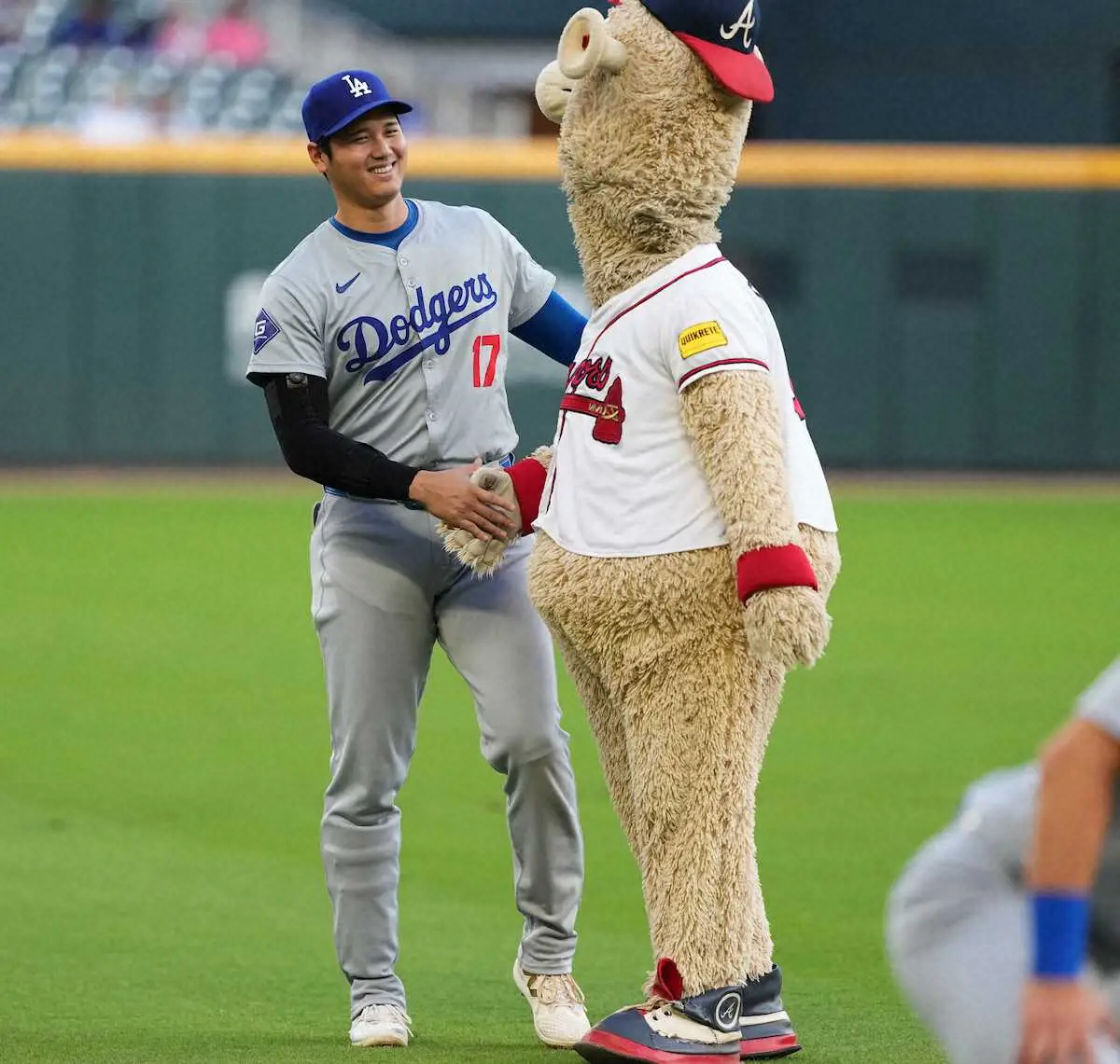 【画像・写真】大谷翔平　試合前にブレーブスのマスコットとじゃれ合う姿にSNS歓喜「みんな大谷君と話したい」