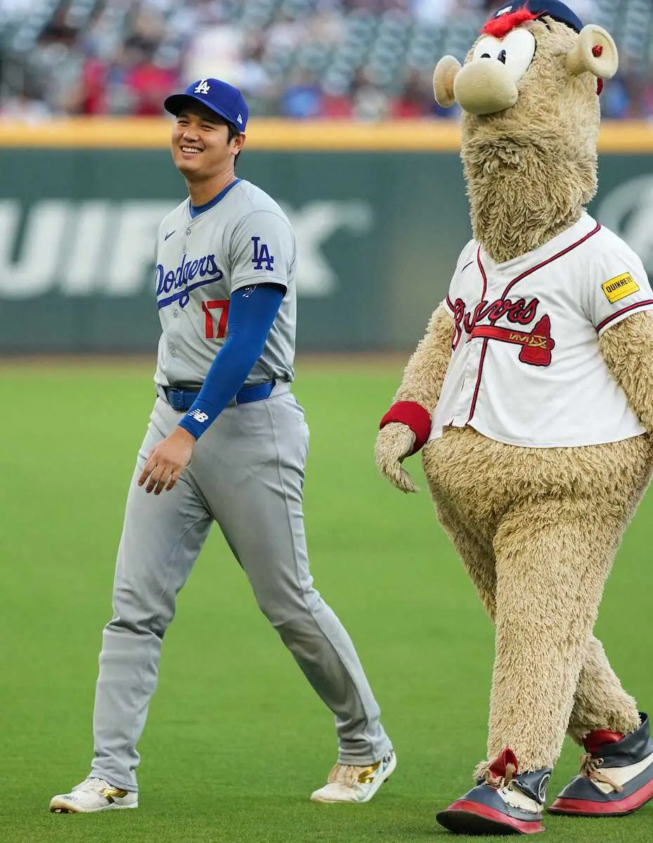 【画像・写真】大谷翔平　試合前にブレーブスのマスコットとじゃれ合う姿にSNS歓喜「みんな大谷君と話したい」