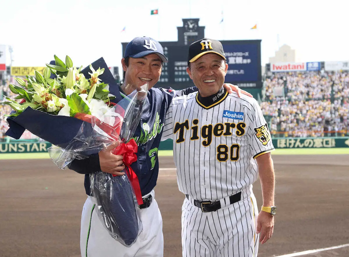 ヤクルト・青木に早大先輩の阪神・岡田監督から花束「肩を組んで撮らせてもらった写真は一生の宝物」