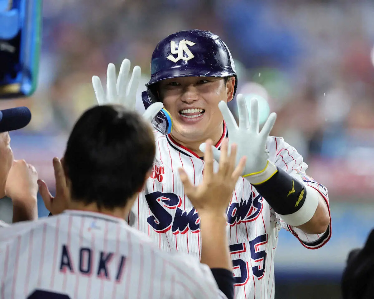 【画像・写真】ヤクルト・村上　“師匠”青木の前でリーグ独走28号2ラン！　打点も巨人・岡本和超えトップに