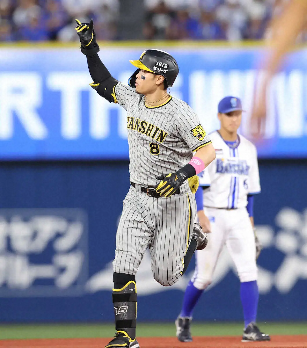 阪神が佐藤輝の決勝弾で延長戦制す　首位・巨人が敗れゲーム差「2」で、甲子園直接対決へ！