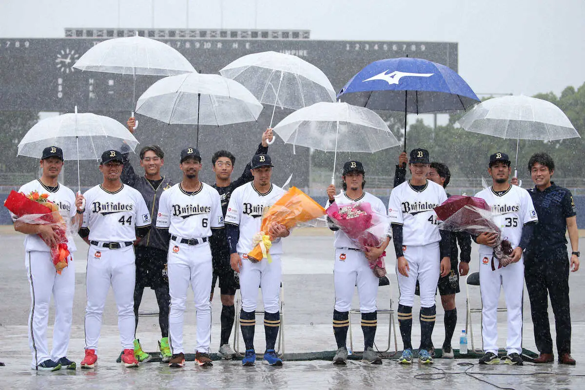 【画像・写真】オリックス2軍ホーム最終戦は雨天中止も、T―岡田らが急きょトークショー出演　比嘉も飛び入り