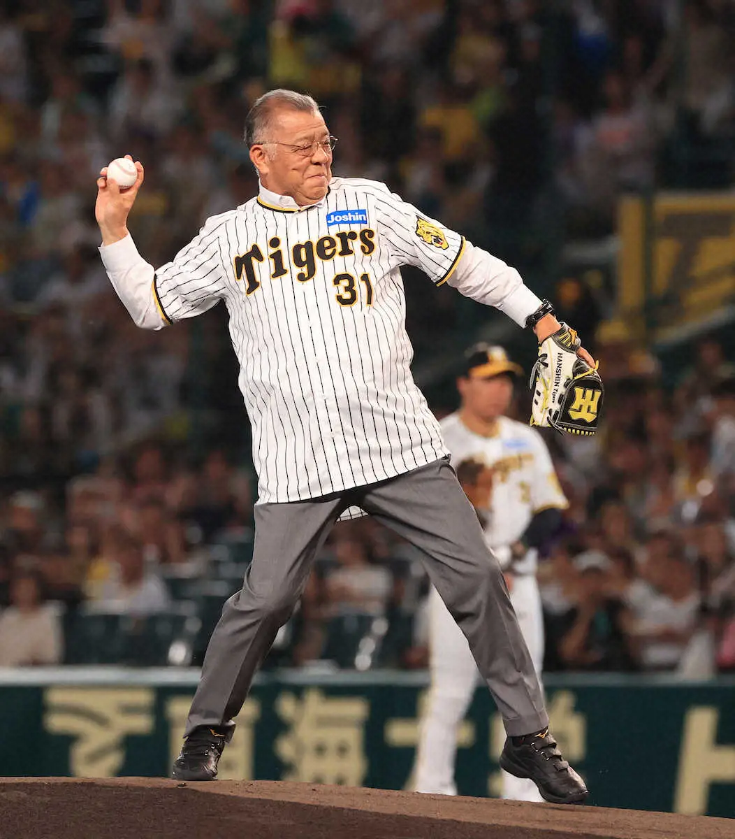 【画像・写真】阪神VS巨人　天王山で掛布氏が始球式　ノーバン投球に「高校野球の江川より良かったでしょ」