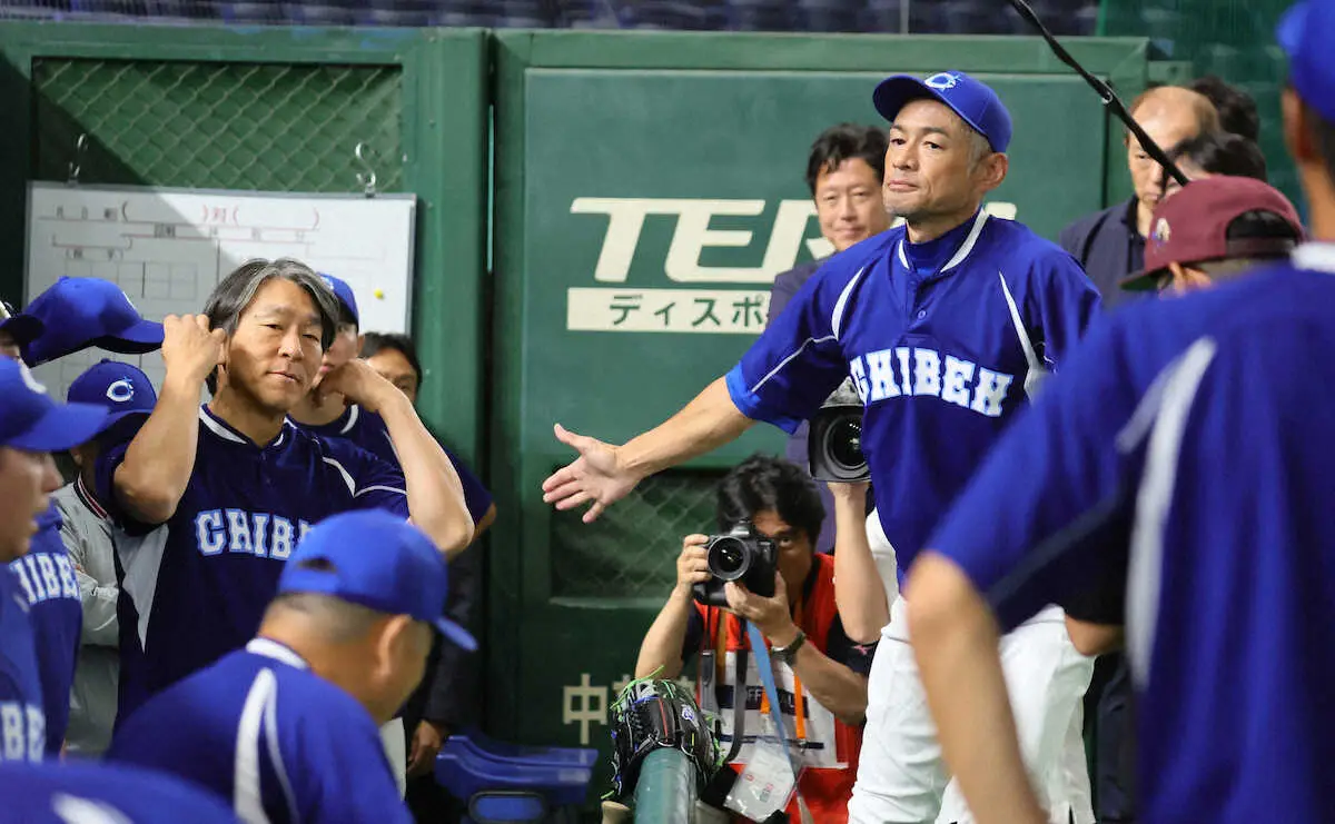 【画像・写真】イチロー氏　注目の第1打席は右前打　「1番・投手」で出場　vs高校野球女子選抜