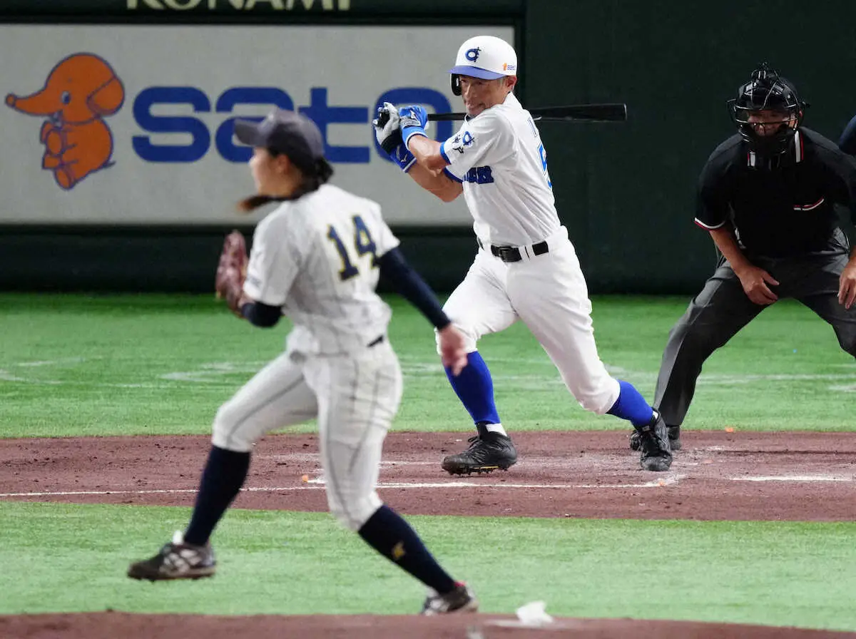 【画像・写真】イチロー氏　注目の第1打席は右前打　「1番・投手」で出場　vs高校野球女子選抜