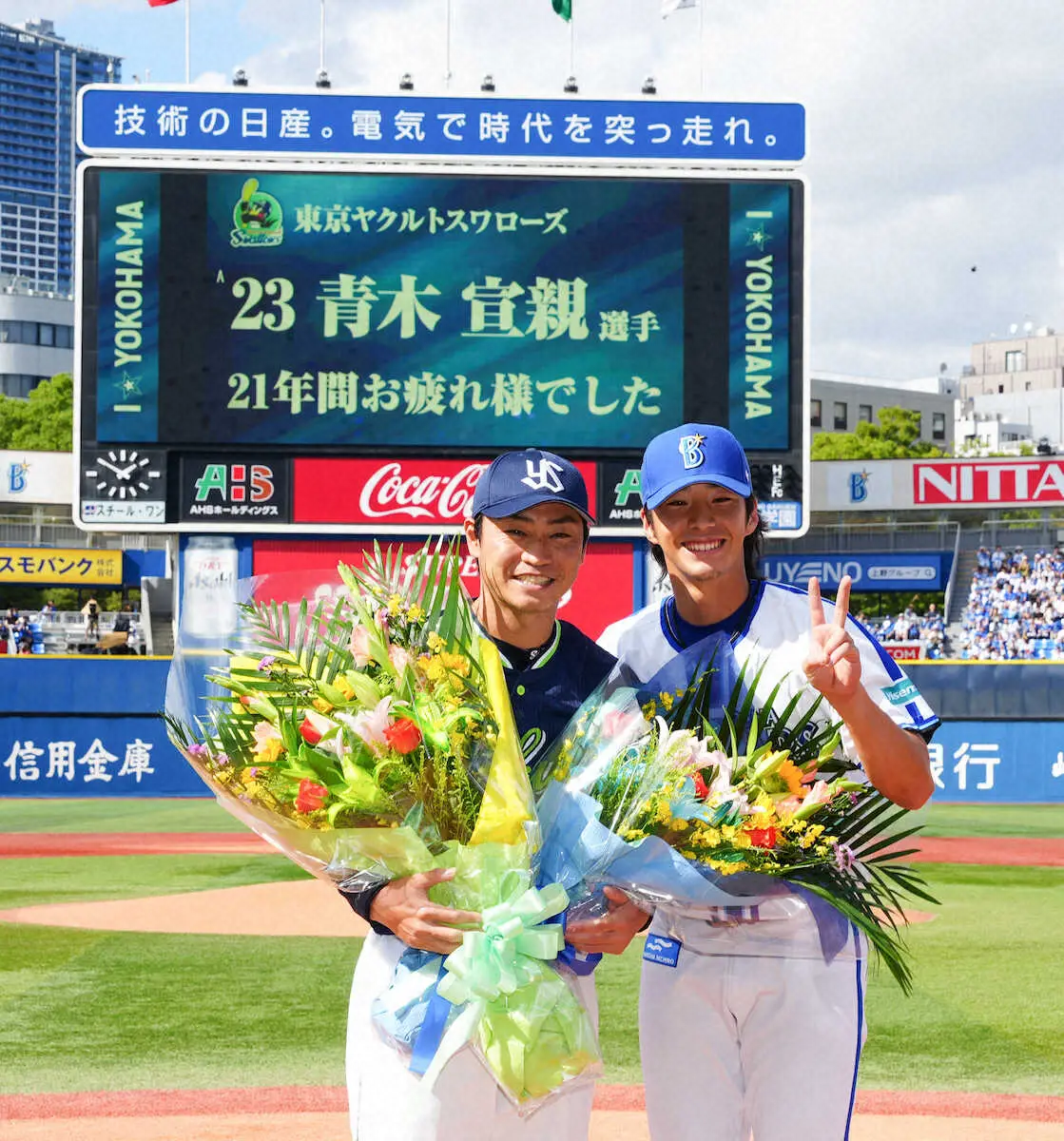 【画像・写真】DeNA度会と田中コーチ、ヤクルト戦前に現役引退の青木に花束贈呈　熱い抱擁に大拍手