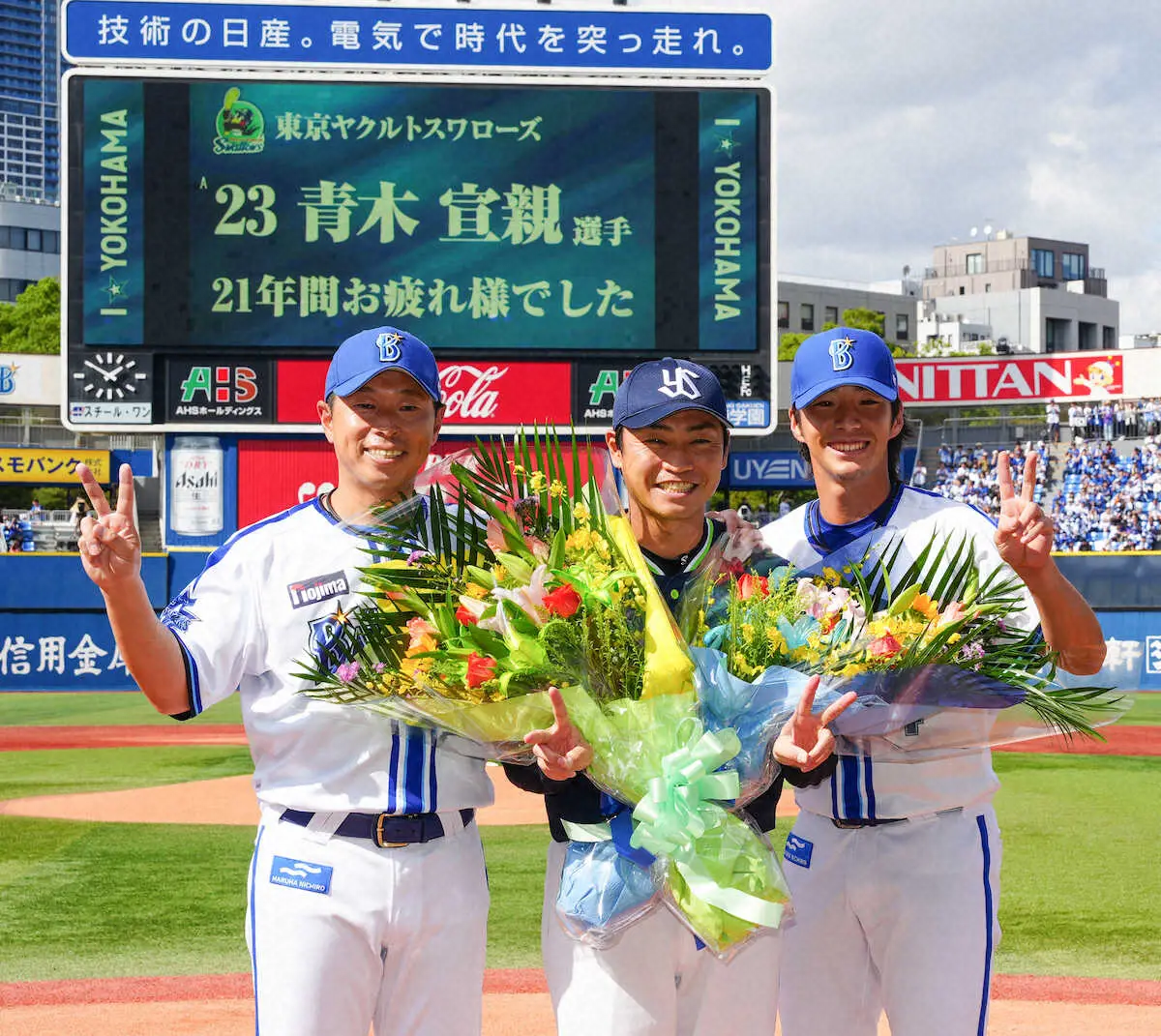 【画像・写真】DeNA度会と田中コーチ、ヤクルト戦前に現役引退の青木に花束贈呈　熱い抱擁に大拍手