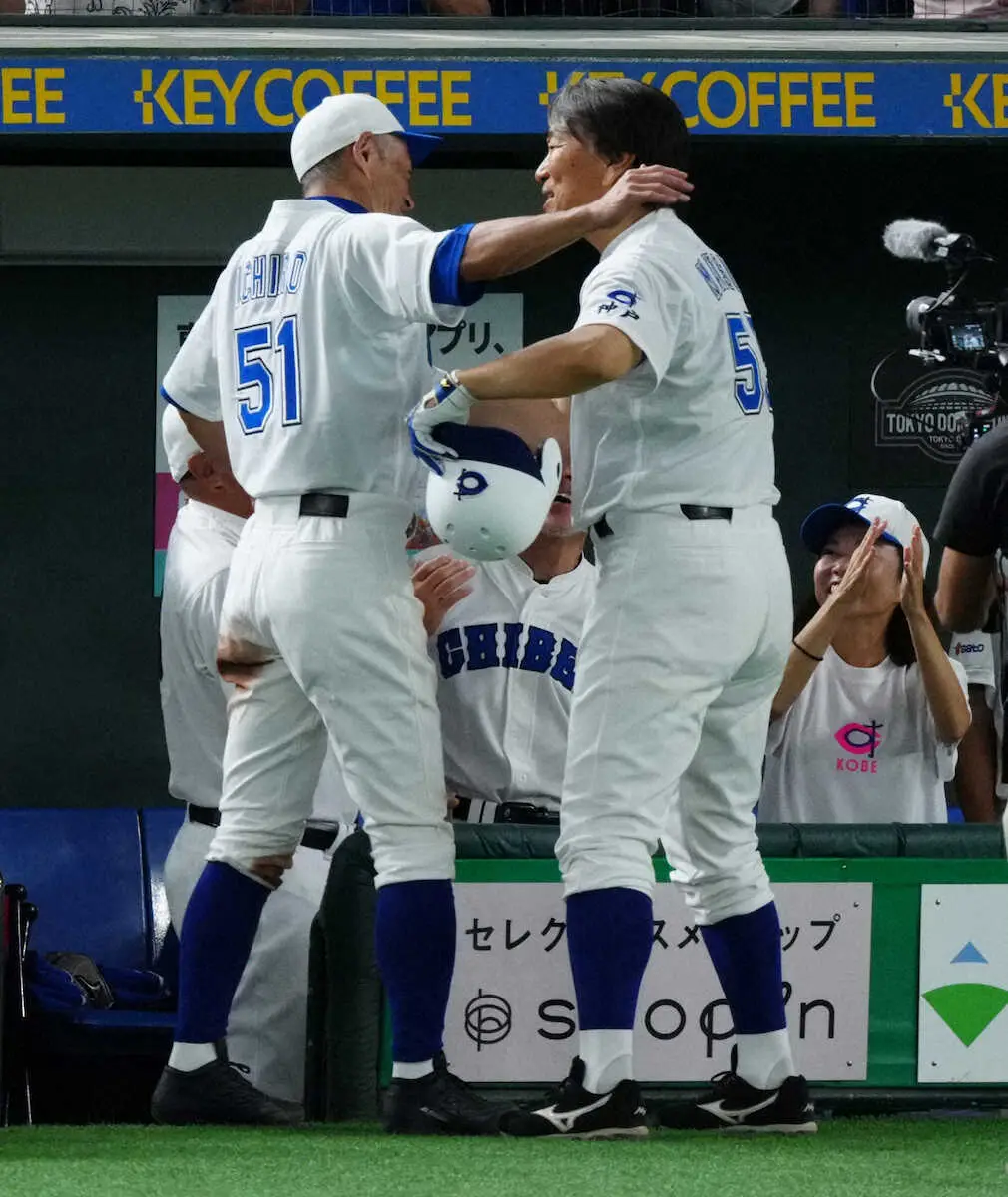 【画像・写真】東京ドーム“帰還”の松井秀喜氏が豪快3ラン！　イチロー氏と抱き合う　右足痛めても最後に魅せた