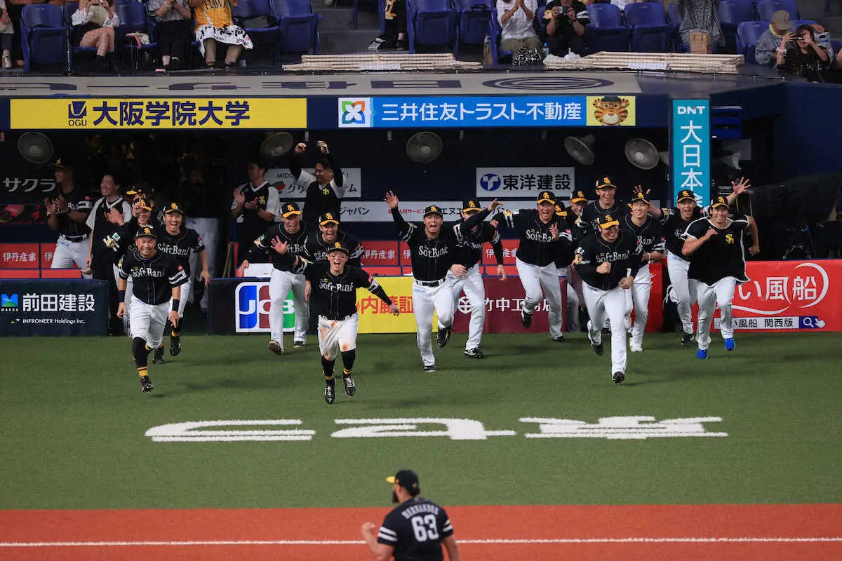 ソフトバンク4連勝で歓喜の4年ぶりV！昨季王者を倒して小久保監督を135試合目に胴上げ！