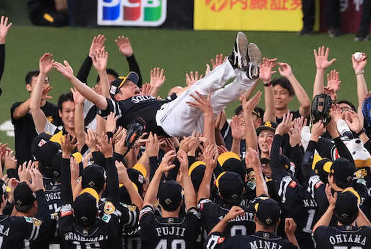 【画像・写真】胴上げされる小久保監督（撮影・岸　良祐）