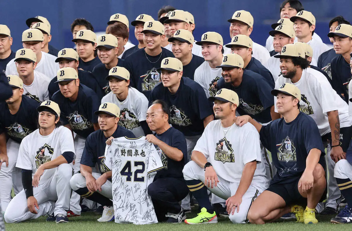 オリックス　T―岡田、安達の引退試合へチーム全員が引退記念Tシャツ着用で練習開始