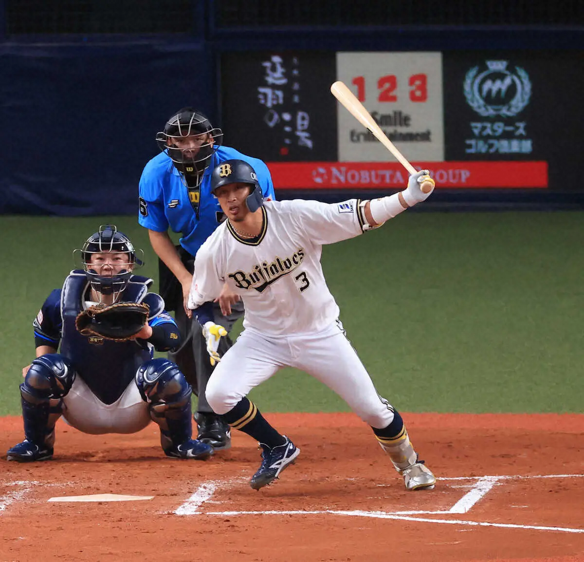 【画像・写真】オリックス・安達　引退試合に代打出場で惜しい…中直、そのまま遊撃守備に就いて大歓声