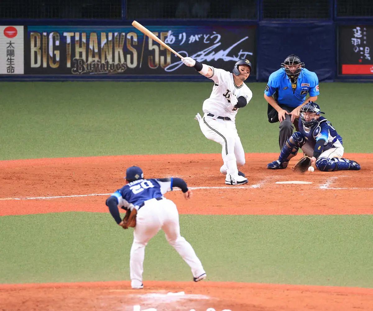 オリT―岡田　現役最後の打席は空振り三振　右翼ポール際へ特大ファウルも…場内は大きな拍手