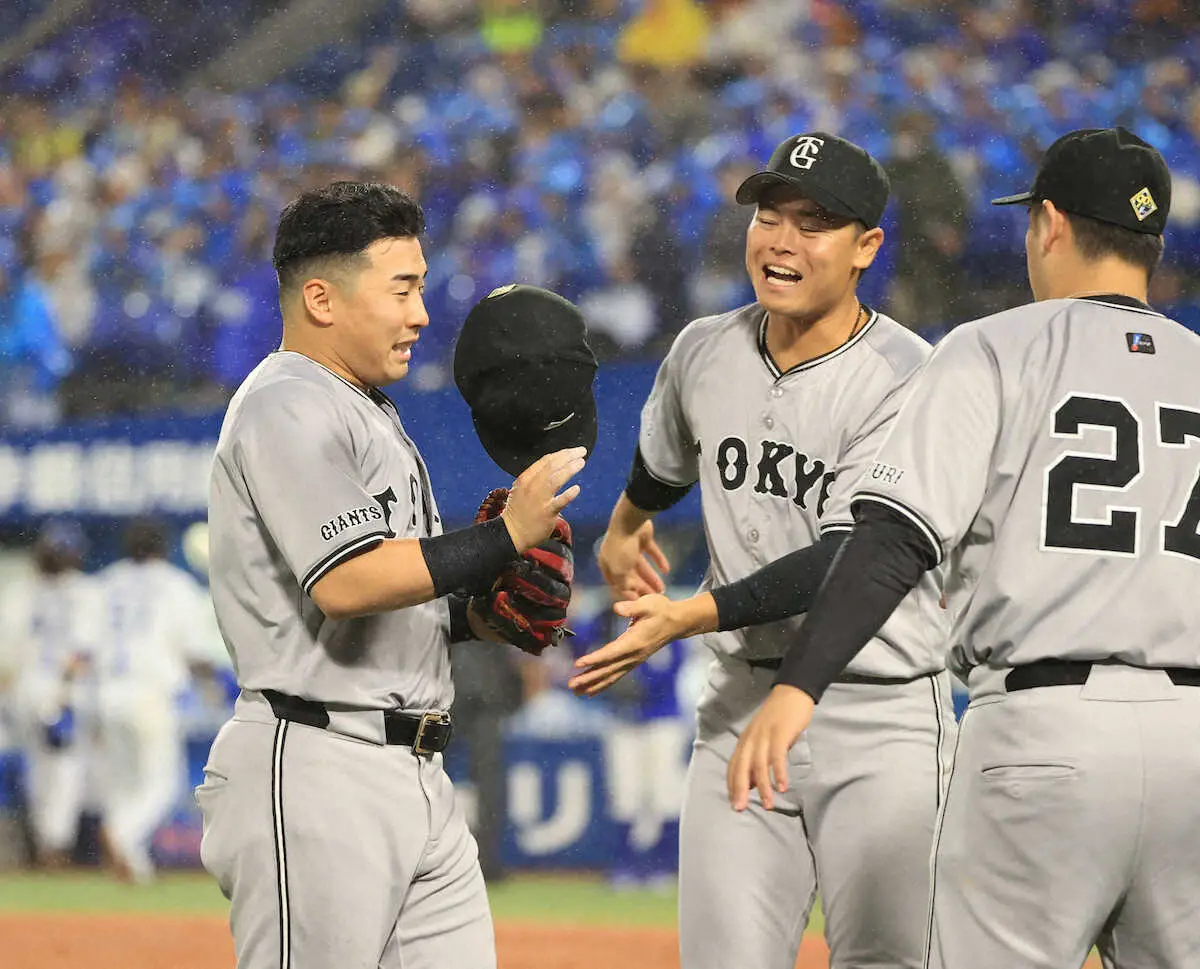 【画像・写真】M4巨人　雨中のハマスタで波乱の幕開け　浅野が右翼守備で転倒、オースティンの右飛を三塁打に