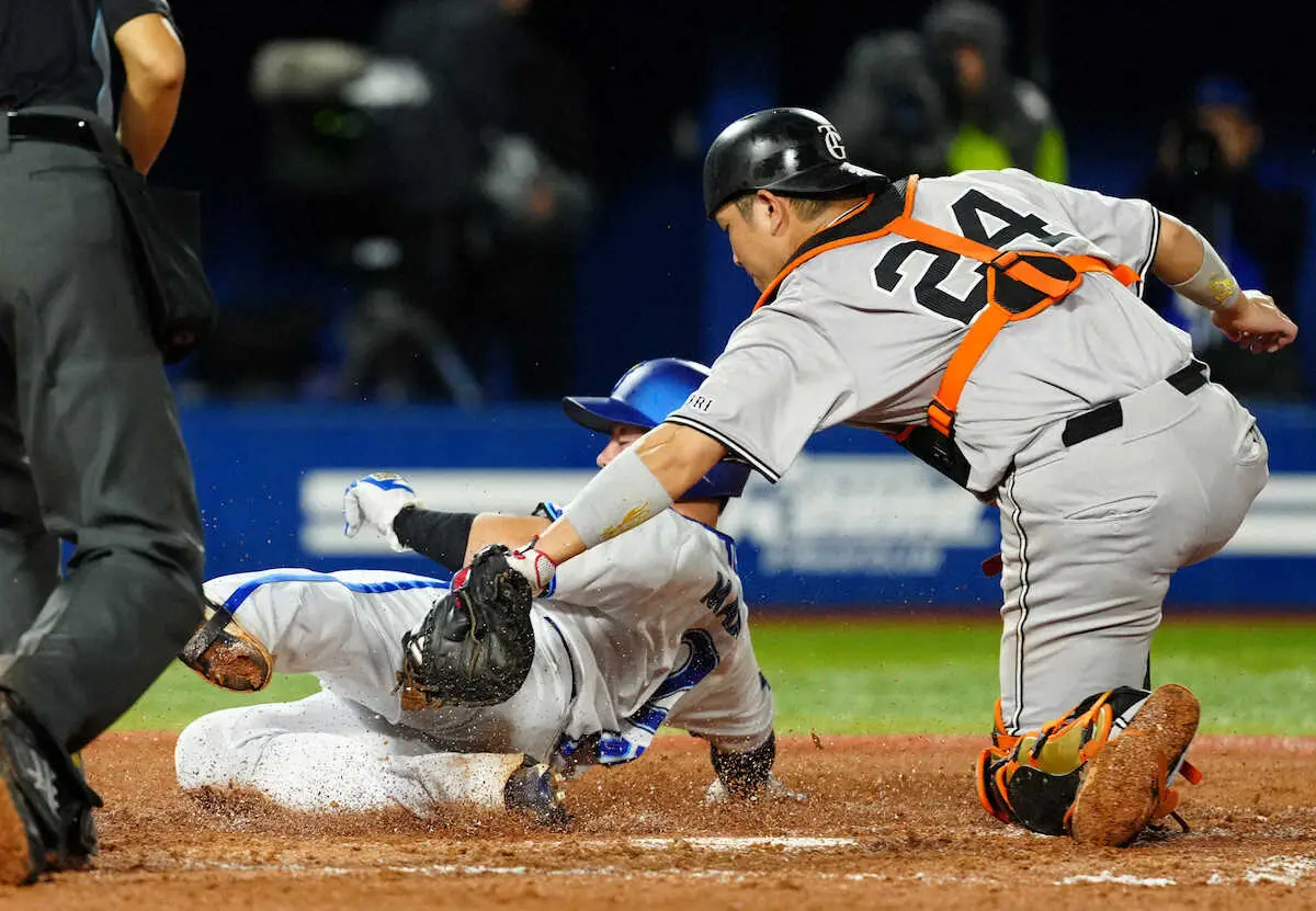 【画像・写真】巨人・大城卓三　チーム3安打中、一人で2安打　四球も選んで3出塁　雨に苦しむ戸郷を好リード