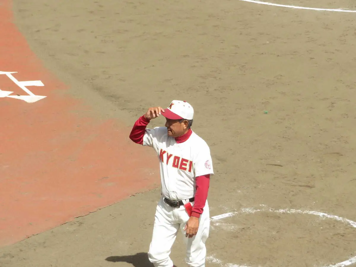 埼玉・春日部共栄　準々決勝快勝！　来春勇退の本多監督はナインに「成長した」