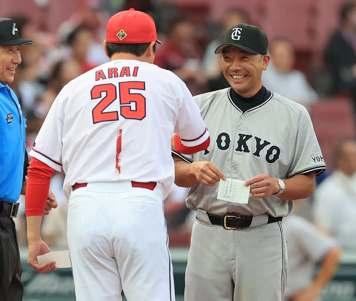 【画像・写真】7月9日、マツダでの広島戦前に新井監督（左）と笑顔でメンバー表を交換する阿部監督