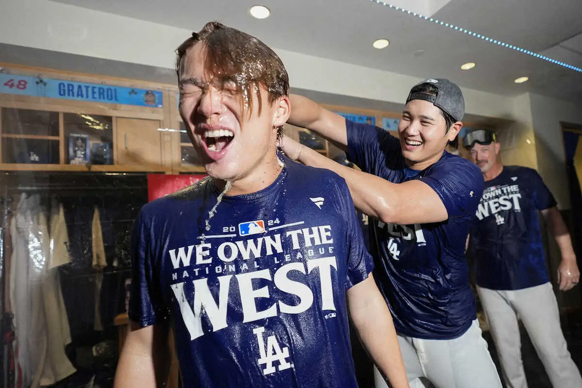 大谷翔平「最高」歓喜のシャンパンファイト！悲願の初優勝で勝利の美酒に酔いしれる　真美子夫人も祝福