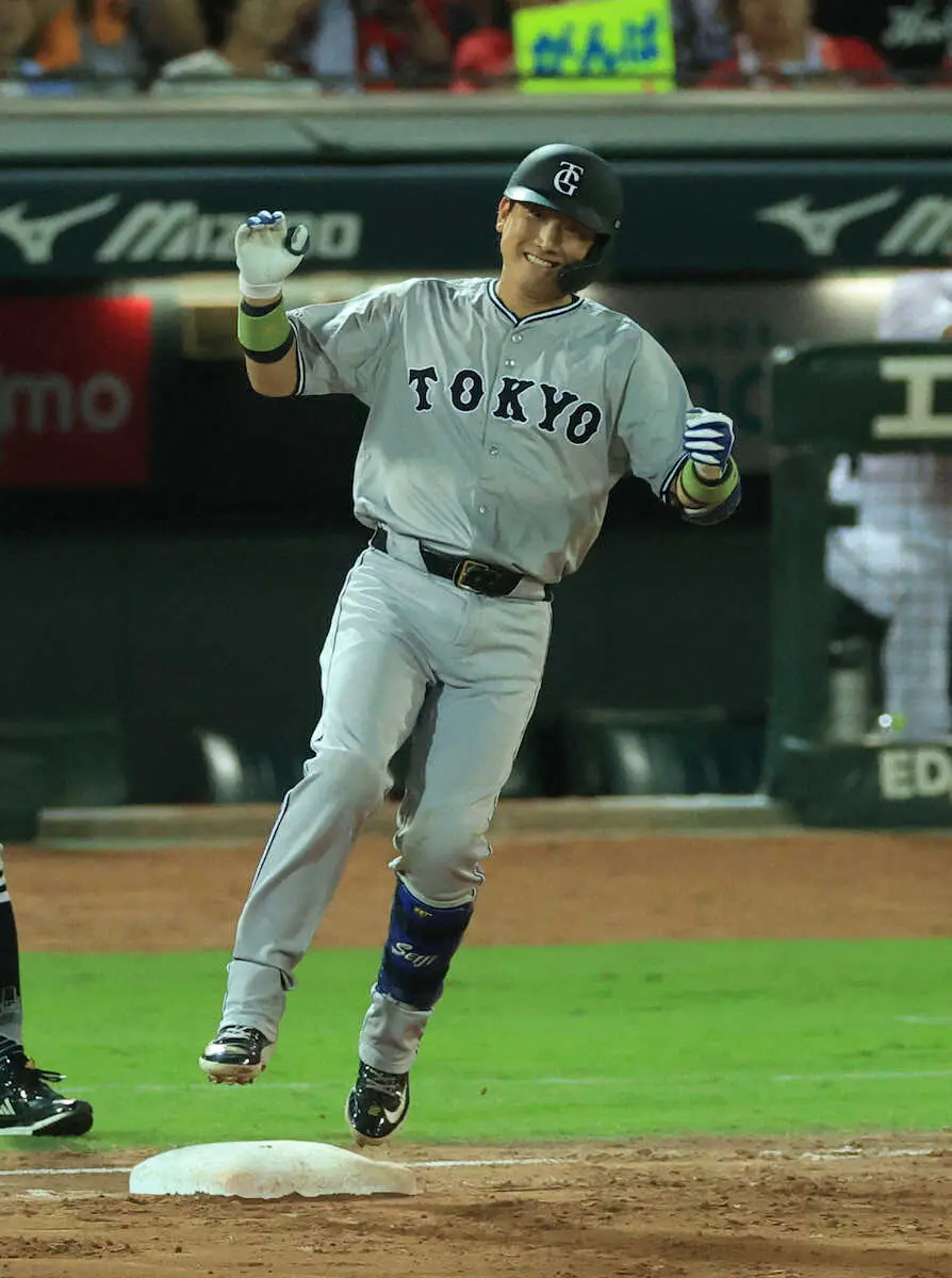 【画像・写真】巨人・小林誠司が菅野を強力援護！「泥臭く」6月30日以来の適時打で貴重追加点　塁上で満面の笑み