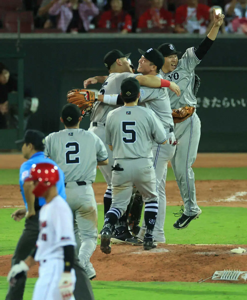 巨人4年ぶりV！歓喜の輪の中で坂本勇人＆岡本和真の目に涙…阿部監督も男泣き10度舞い