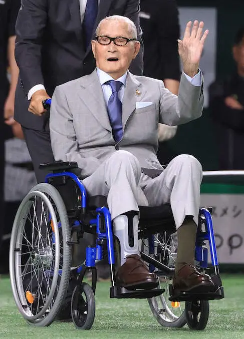 【画像・写真】巨人・長嶋茂雄終身名誉監督が4年ぶりV称賛「辛抱強く采配した阿部監督、期待に応えた選手たちは見事」