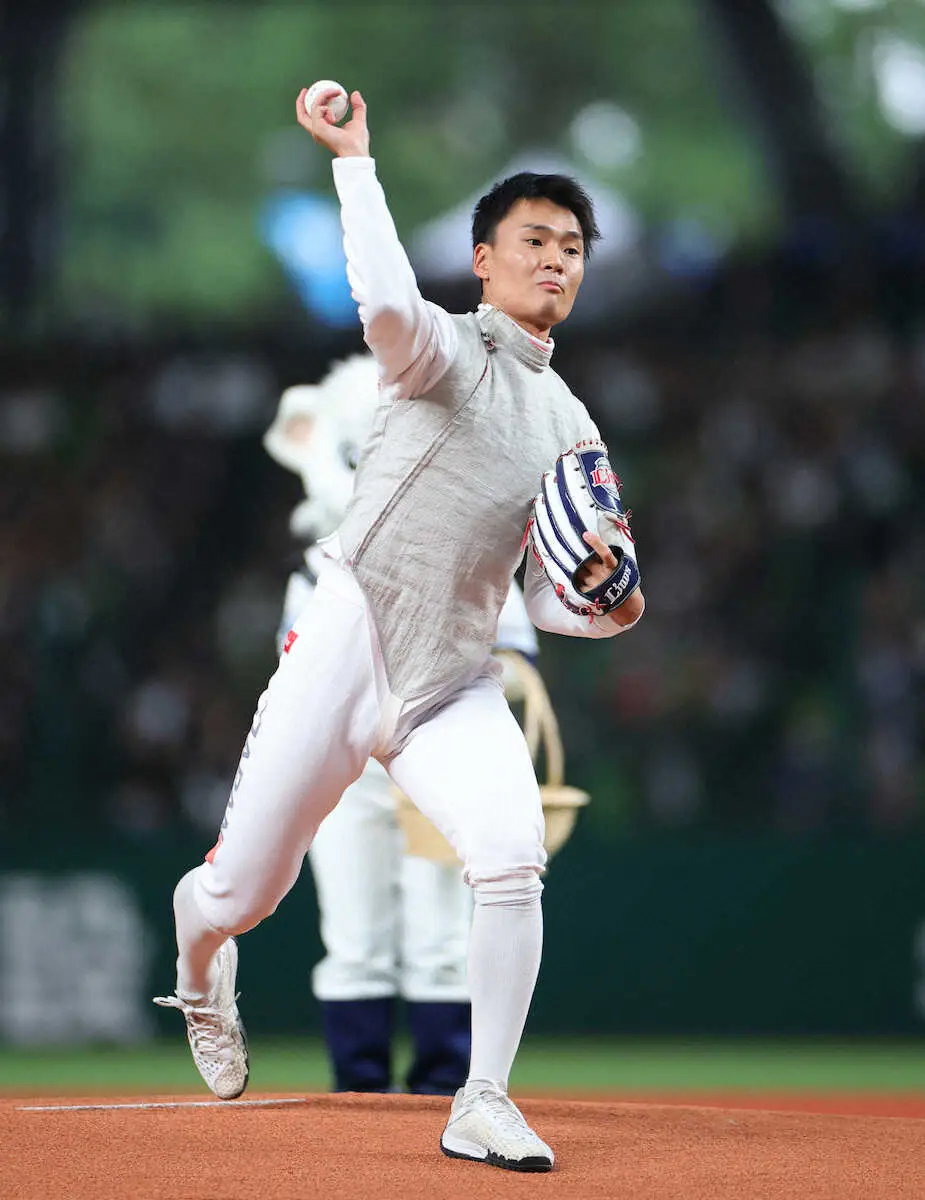 西武ファン　パリ五輪金メダリストのフェンシング・松山恭助が始球式「大暴投ではなかったので…」