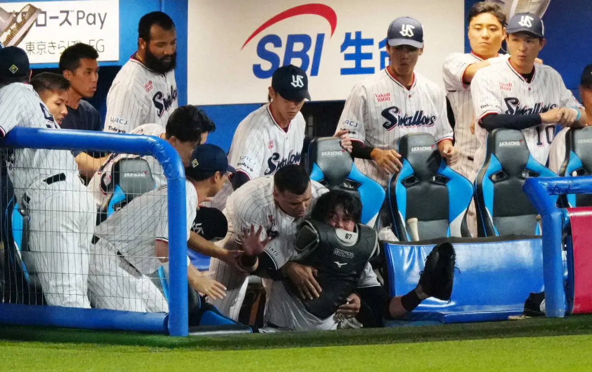 【画像・写真】巨人・山瀬　ヤクルトベンチに頭から落下　助けた選手にネット感動の声「まじかっこよ」「優しいな」