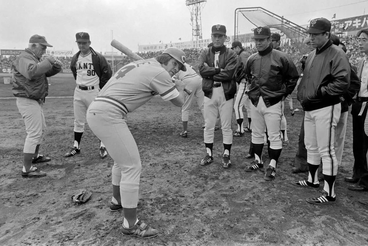 【画像・写真】78年11月、日米野球の試合前にレッズ時代のローズさん（左から3人目）の打撃理論に聞き入る長嶋監督（同2人目）ら