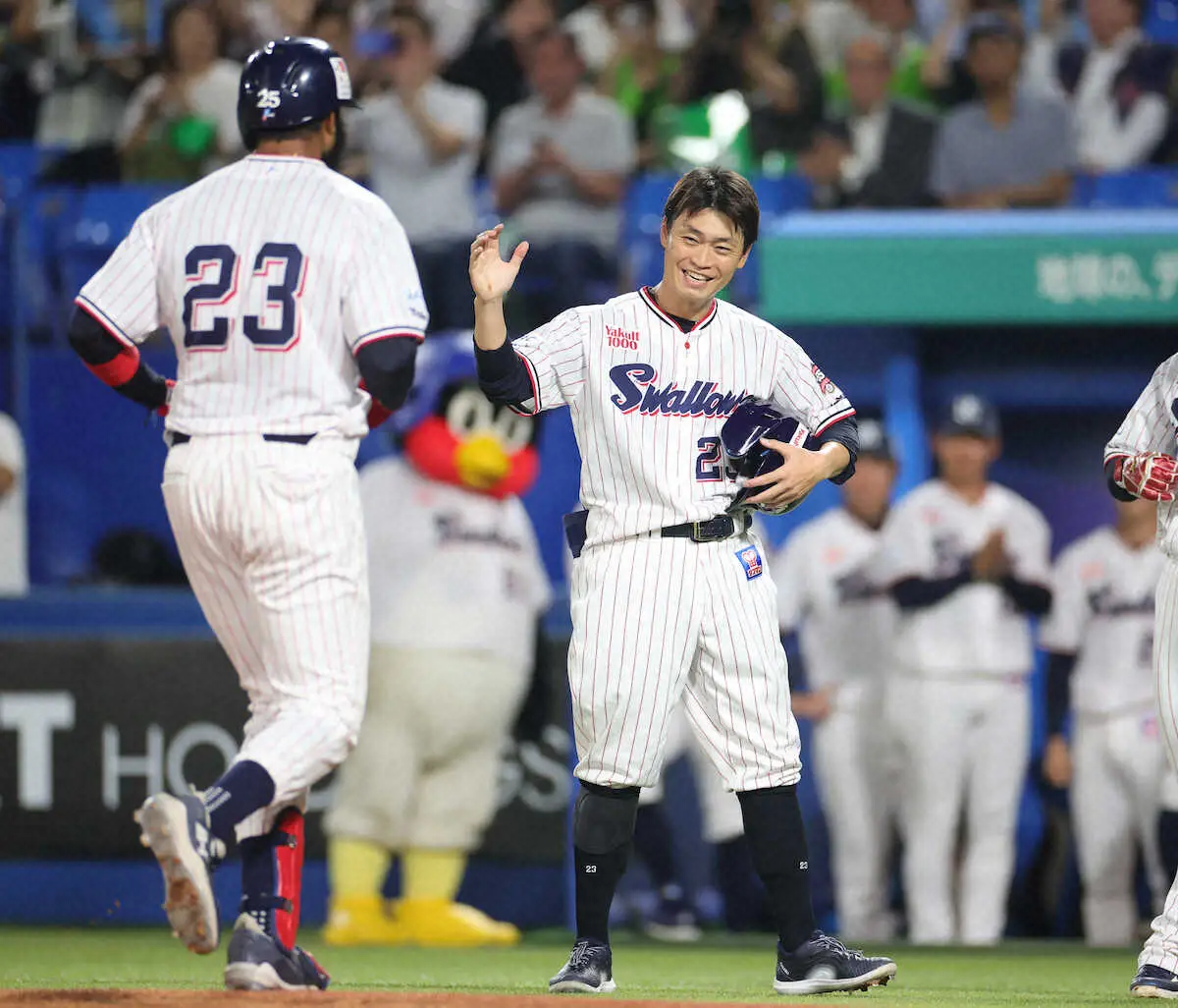 【画像・写真】ヤクルト　青木の引退試合に花を添える今季初6連勝　青木はマルチ安打、石川も救援登板