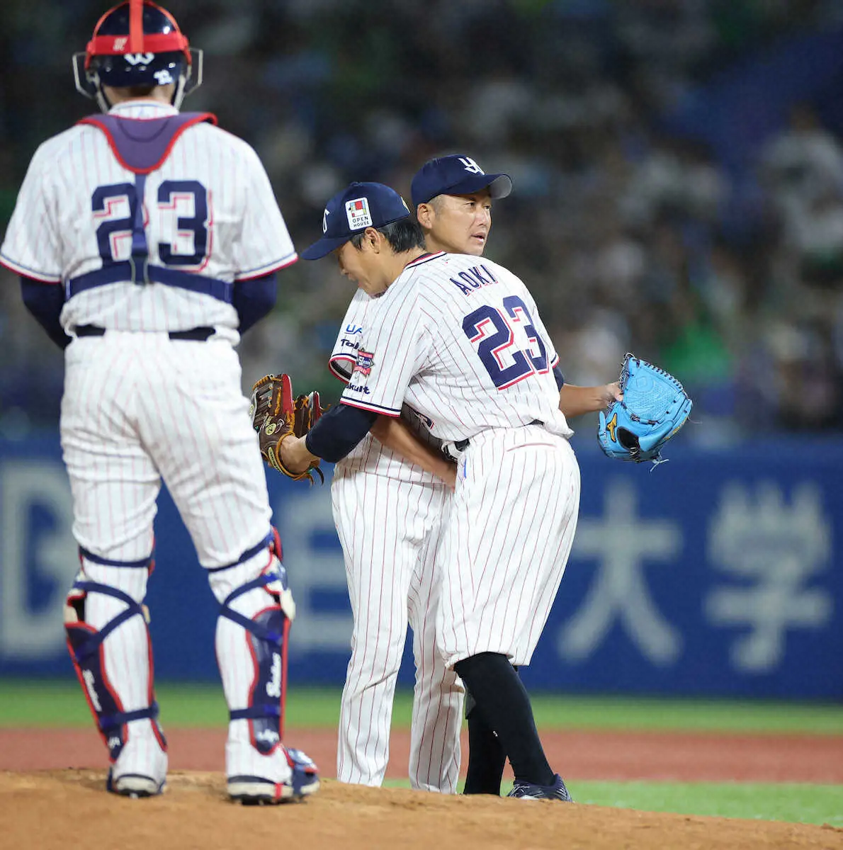 【画像・写真】ヤクルト・石川　“盟友”青木のために…感謝の2年ぶり救援登板　チェンジ後にマウンドで熱い抱擁