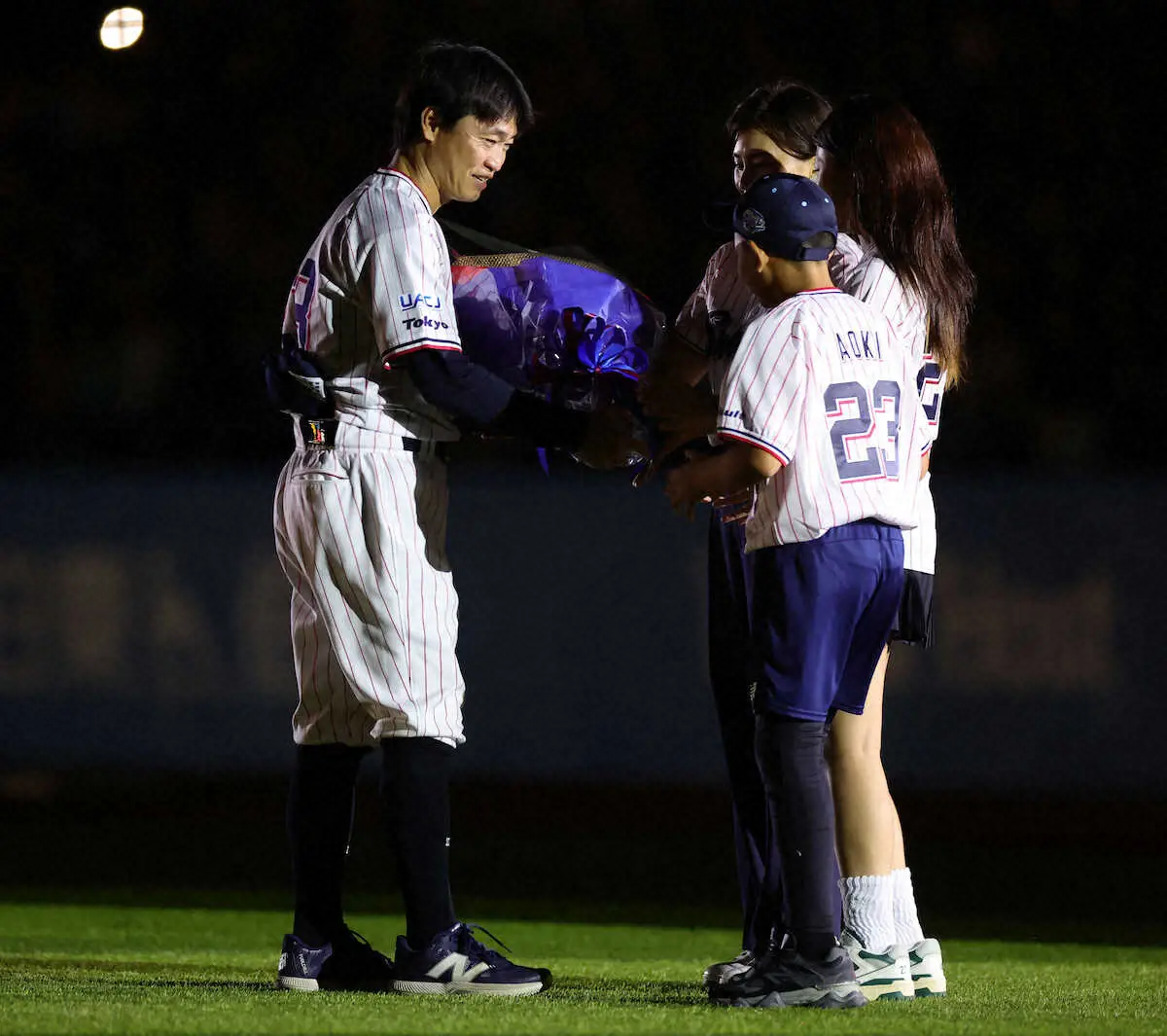 【画像・写真】ヤクルト青木　引退セレモニーで家族にサプライズ！早大時代の恩師、元同僚の登場に涙腺崩壊…