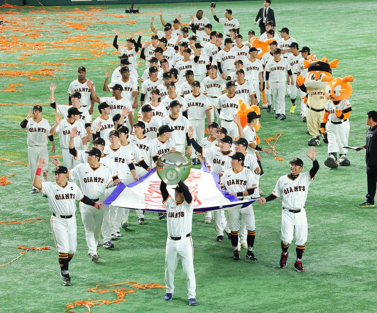 【画像・写真】巨人・大城卓三「とてもいいチームだったなと思います」　選手会長としてファンにV報告「最高です」