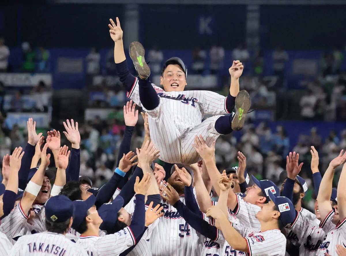 【画像・写真】引退試合のヤクルト・山崎晃大朗「全部が中途半端な選手でした」高津監督の“無茶ぶり”で爆笑スピーチ