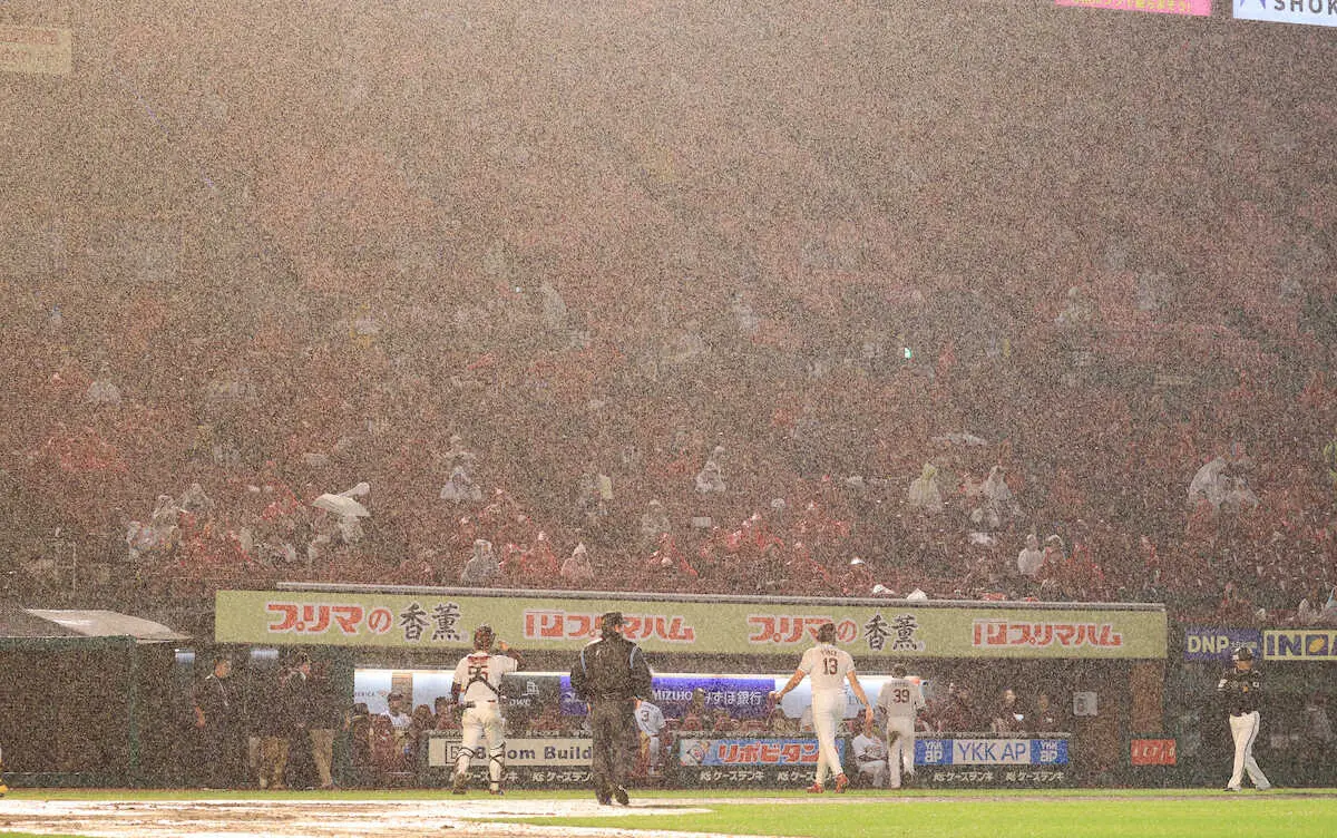 【画像・写真】雨で中断　オリックス・宮城に規定投球回到達と最優秀防御率タイトルかかる楽天戦