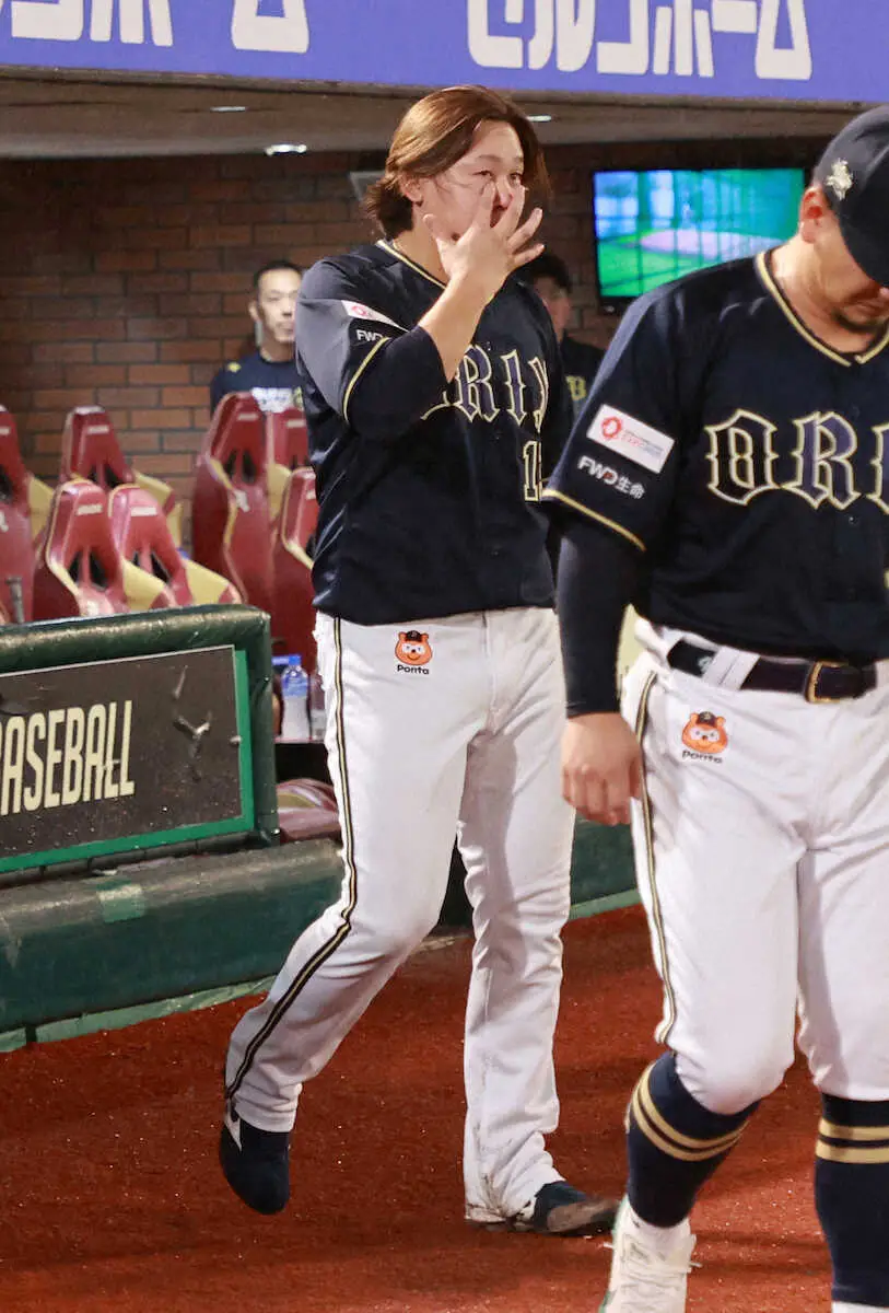 【画像・写真】宮城大弥　勝ってもベンチで涙…タオルで顔覆い動けず　無情の大雨「切ない」「中嶋監督も…」「今年も…」