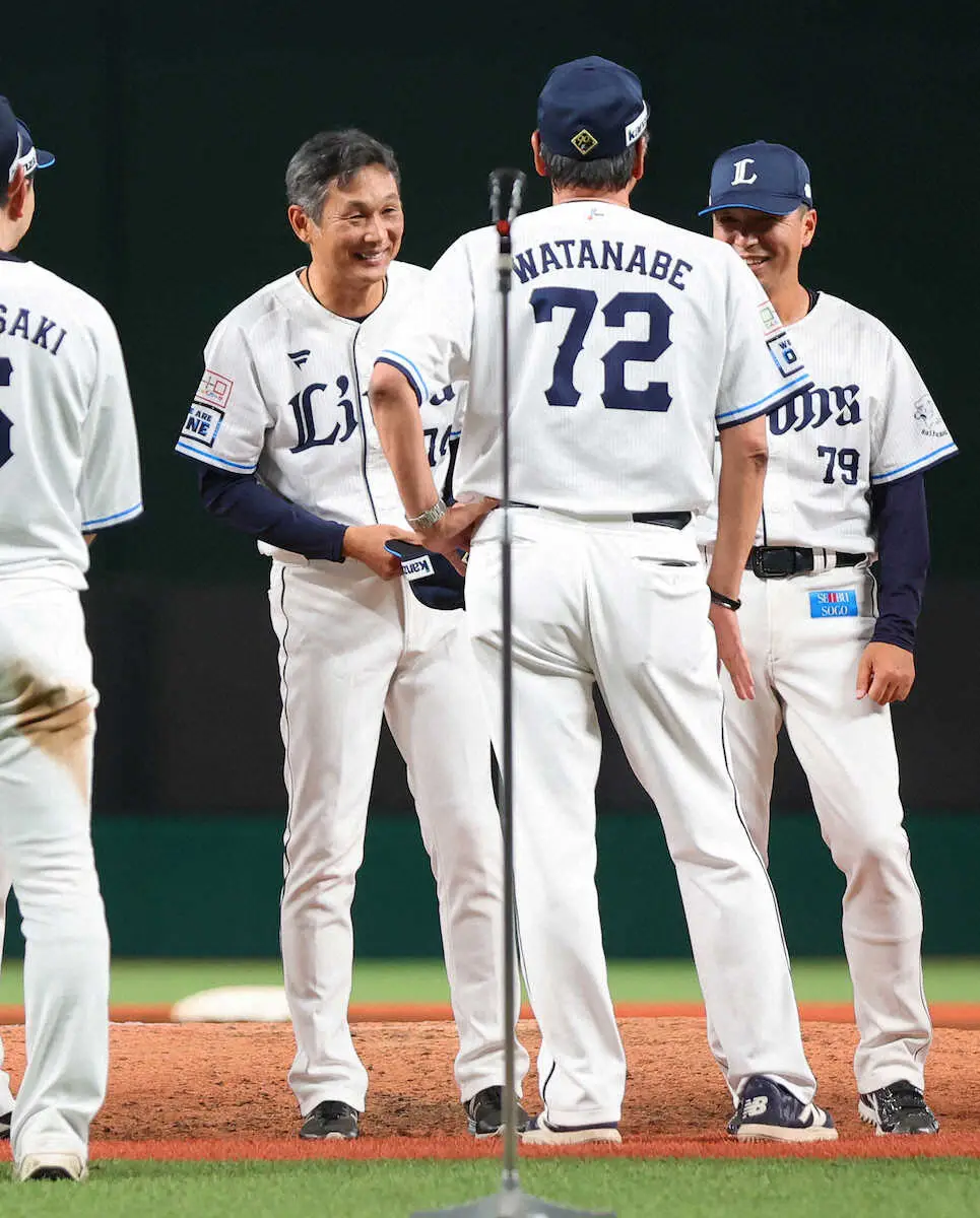 【画像・写真】渡辺監督代行と話す西口2軍監督（撮影・白鳥　佳樹）