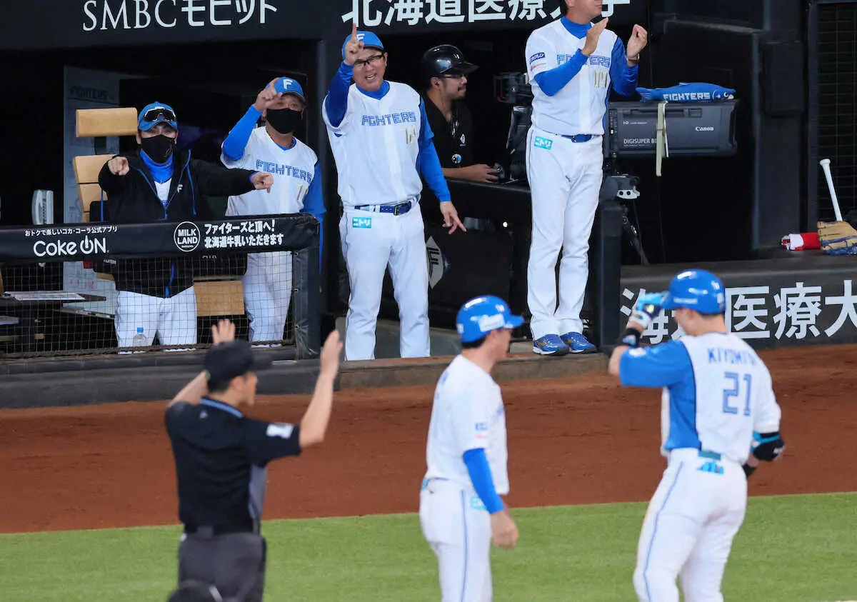 【画像・写真】新庄日本ハムついに勝ち越し！　同点の7回に水野が2点三塁打　エスコンお祭り騒ぎ