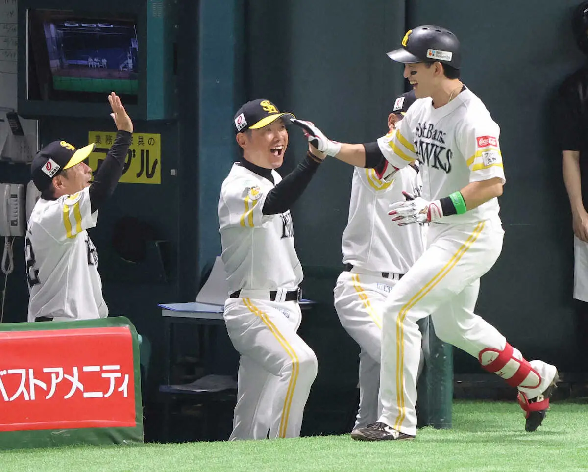 【画像・写真】小久保ホークスが“3発”2勝先行！8回ダメ押しの山川弾に球場全体が祝福「ドスコ～イ！」